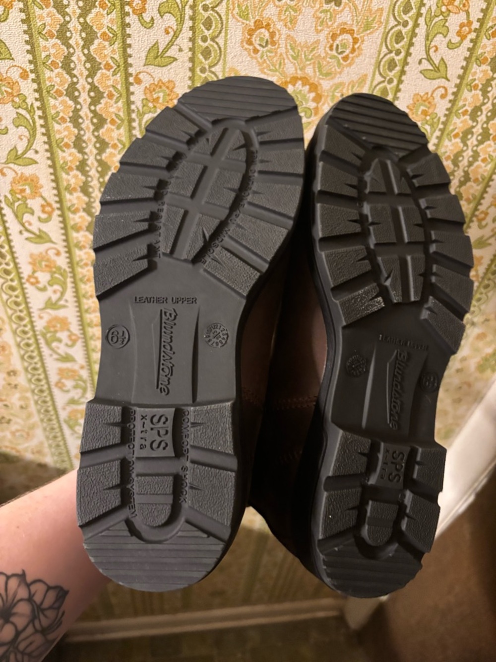 Blundstone Brown Chelsea Booties with Black Elastic Panels - Picture 6 of 6